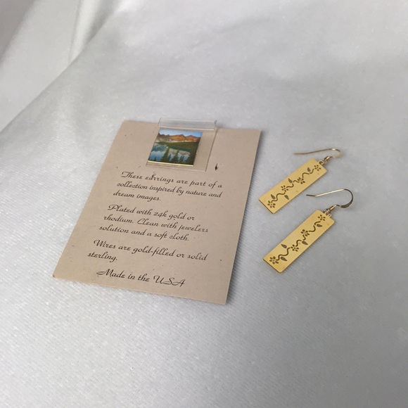 🌻3/25🌻 24k Gold Plated Floral Dangle Earrings - Picture 3 of 4